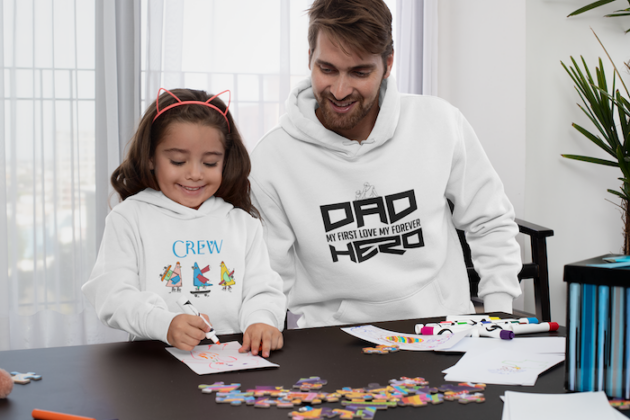 pullover hoodie mockup of a daughter and her father drawing 33086 3